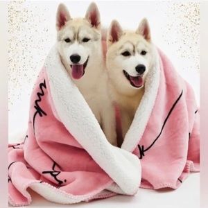 VICTORIA SECRET PINK LOGO Sherpa Cozy Warm Snuggle Blanket 50”/60 “.